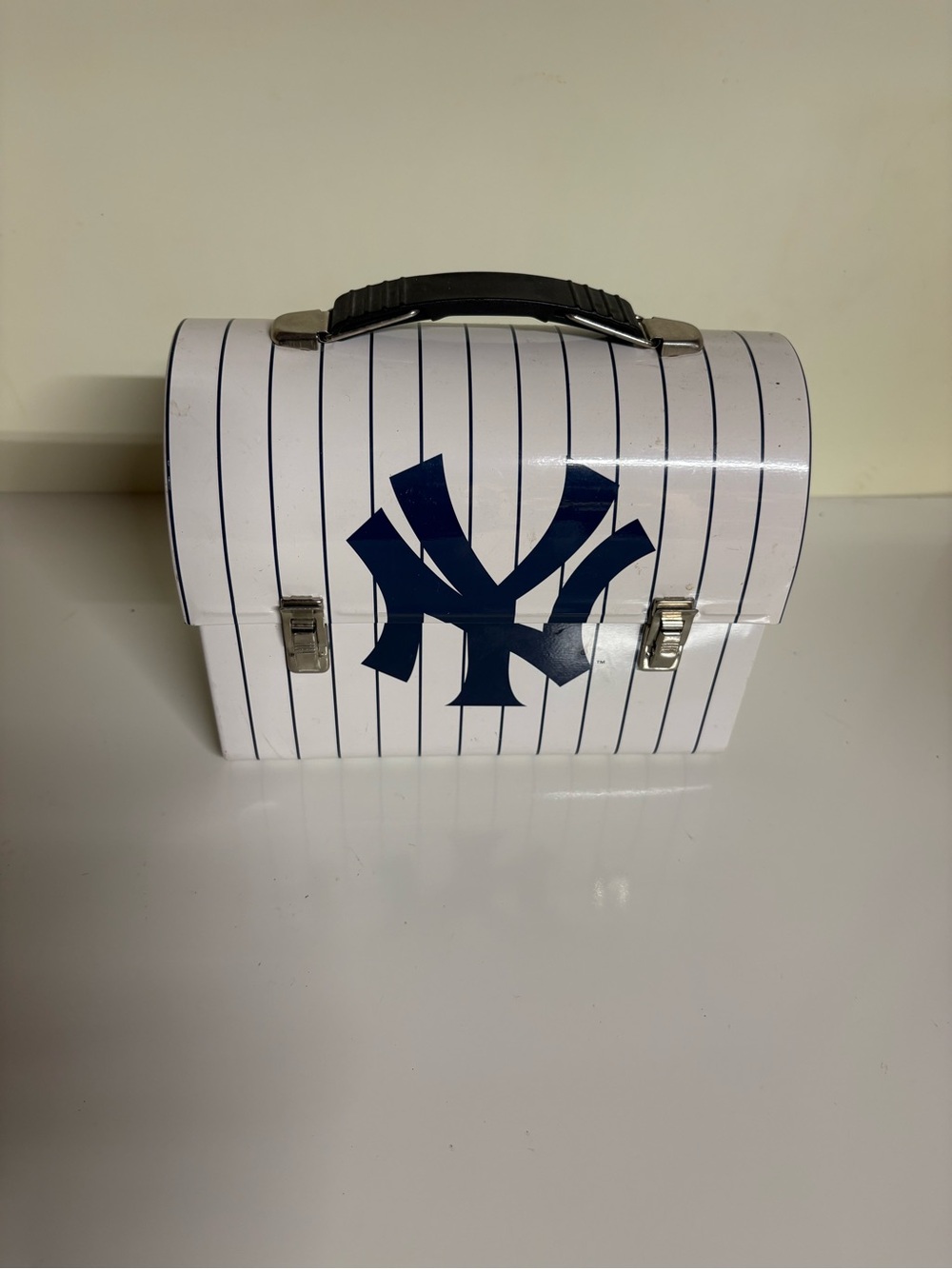 2002 New York Yankees Stadium Tins Metal Toolbox / Carry Case

Officially licens